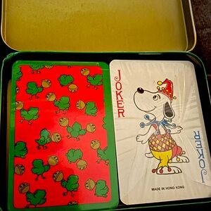 2 playing cards depictingg " Vintage Snoopy" in Metal case. New